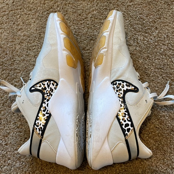 Nike Legend Essential 2 Premium Sneakers - Picture 4 of 7